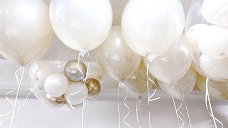 天井に浮かぶ10個のバルーン