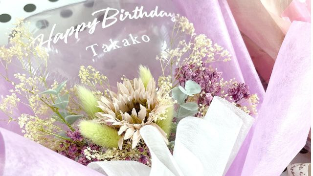 お花に囲まれたハートの透明のバルーン